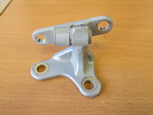 Петля двери передней левой (верхняя) MR959093 Mitsubishi Colt 2004-2012