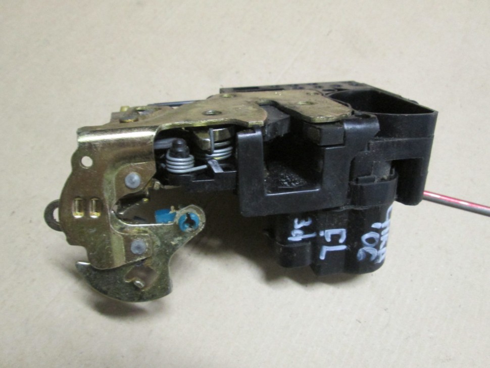 замок двери авео