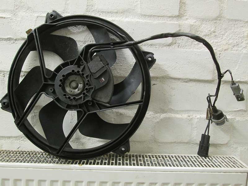 Вентиляторы охлаждения ситроен. Ситроен с5 х7 вентилятор охлаждения. Вентиляторы охлаждения ситроен. Мотор вентилятора охлаждения радиатора пежо 308. Вентилятор пежо 308.