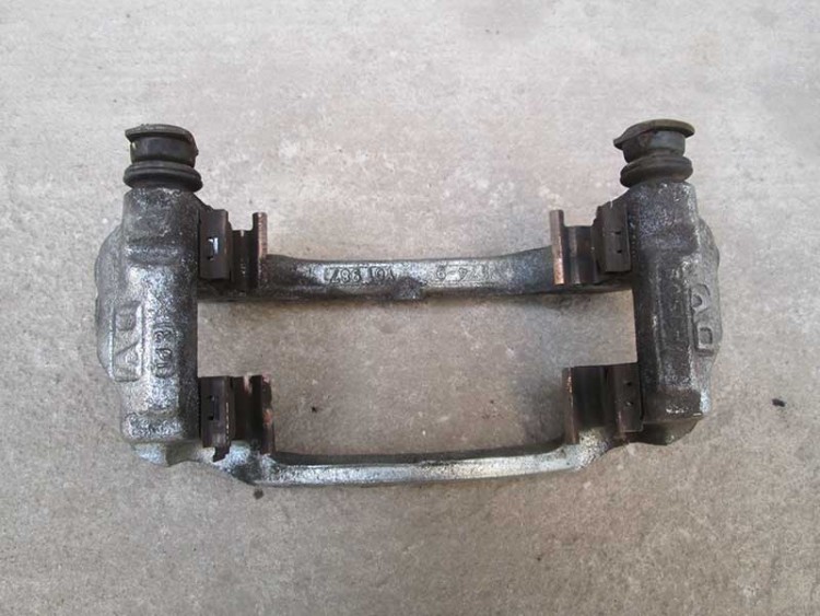 скоба суппорта тойота. скоба суппорта заднего toyota yaris. Toyota47821-12151 скоба суппорта. скоба суппорта тойота. скоба суппорта тойота королла 180.