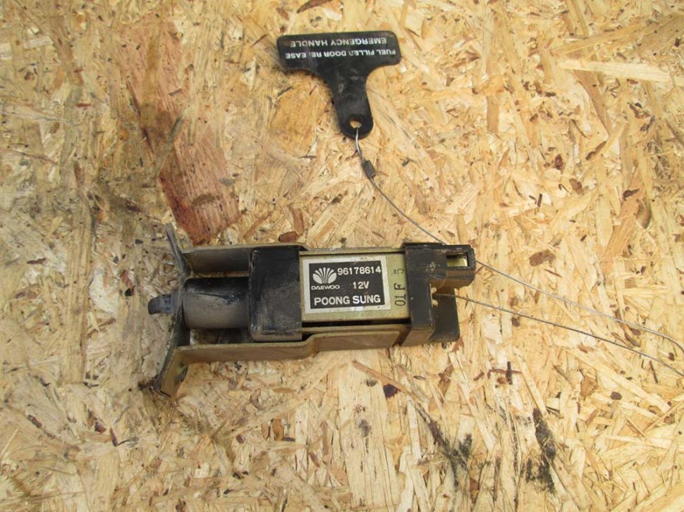 Активатор замка багажника дэу нексия. Активатор замка двери для daewoo nexia. Активатор замка задней двери дэу нексия. Активатор дэу нексия. Электрический привод замка двери дэу нексия.