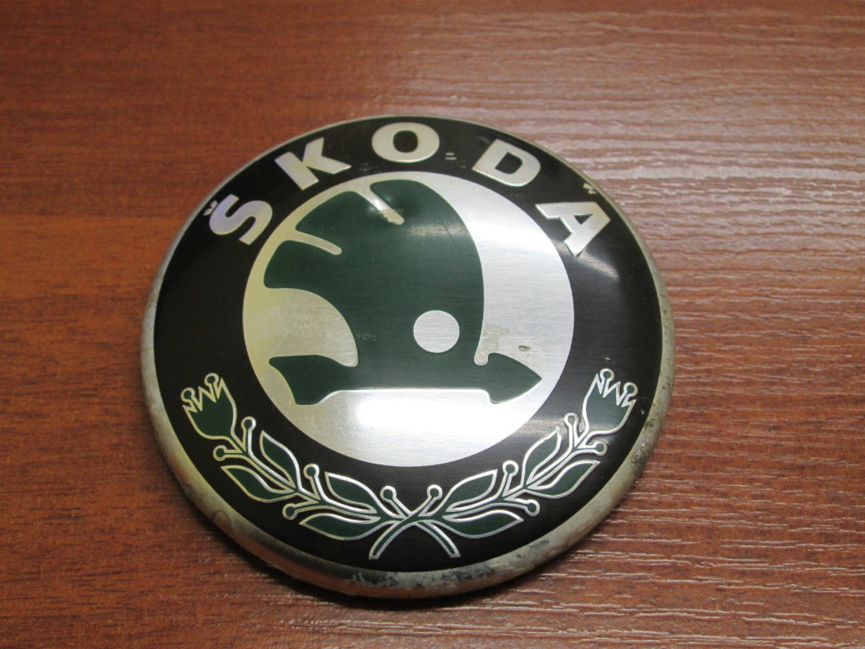 Логотип на крышке. 1u0853621c. Skoda Fabia 2012 эмблема крышки багажника.