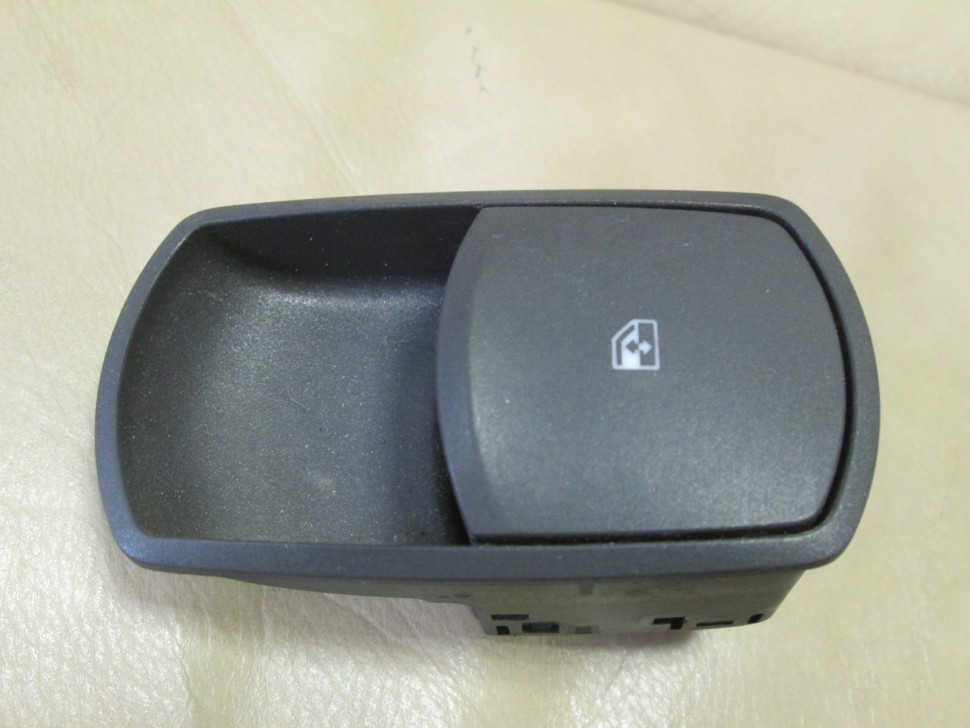 кнопка правого стеклоподъемника. кнопка правого стеклоподъемника. кнопка стеклоподъемника хундай гетц. кнопка правого стеклоподъемника. кнопка стеклоподъемника renault 467795.