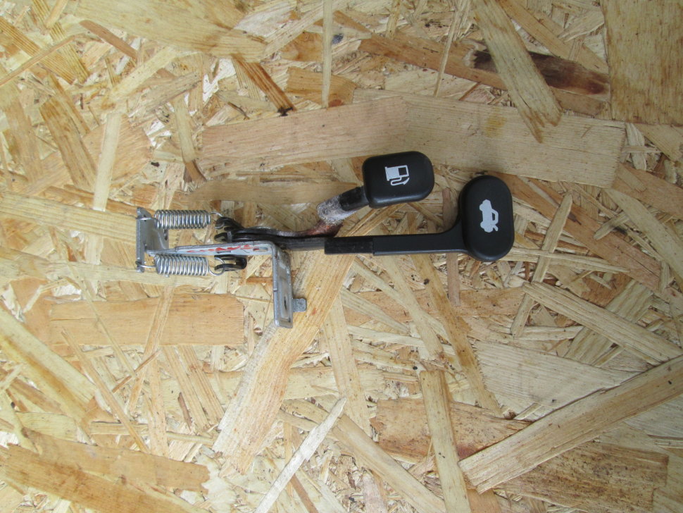 рычаг открывания багажника киа спектра. ручка открывания багажника киа рио 2. рычаг открывания багажника киа рио. рычаг открывания багажника hyundai solaris. рычаг открывания багажника киа спектра.