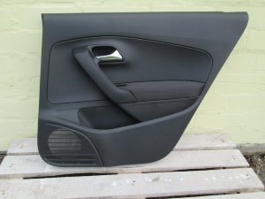 Обшивка двери задней правой 6RU867212 VW Polo 2011> (седан)