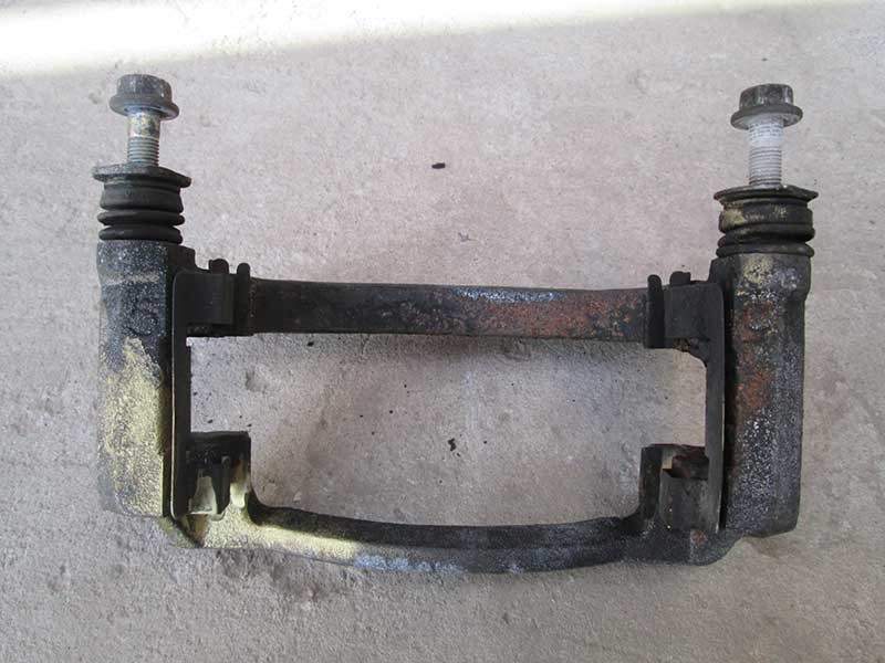 скоба суппорта тойота. скоба суппорта тойота матрикс 2002. скрепка тормозная скоба суппорта тойота королла 120. скоба суппорта toyota f11a. скоба суппорта тойота.